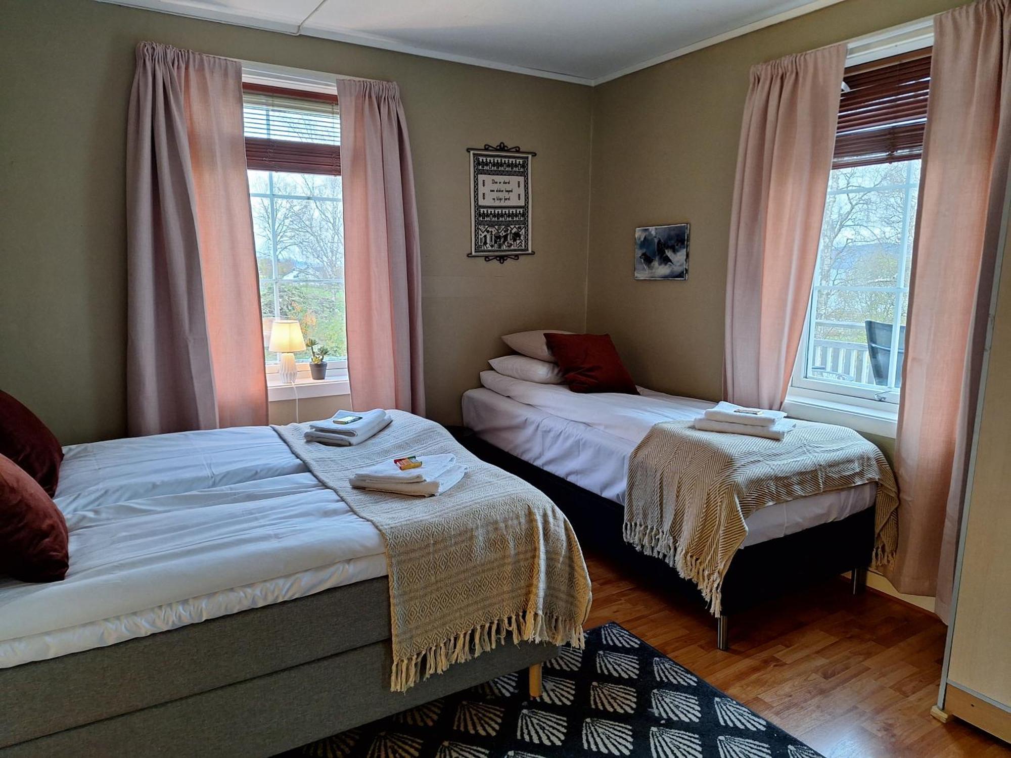 Privat Leilighet Pa Gard Med Badstue Og Nordlys Narvik Luaran gambar